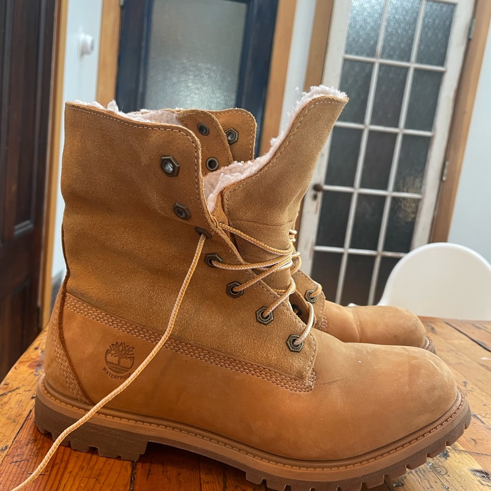 Women’s size 10 timberland boots. Worn three times. Very good condition